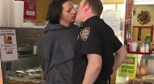 El vídeo de un policía gay enrollándose con el criminal que acaba de arrestar