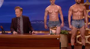 Dos hombres desnudos en el programa de Conan O'Brien