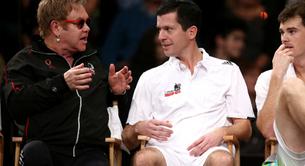 Elton John se cae de la silla en un partido de tenis