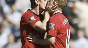 Tarjeta amarilla a un futbolista por besar a su rival