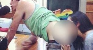 Los 40 Principales pide perdón tras mostrar cómo le comían el culo en directo a un locutor