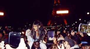 Rihanna graba vídeo en París rodeada de sus fans