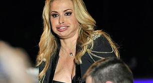Anastacia se ríe de quienes la acusan de haberse operado la cara