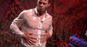 La homoerótica pelea de agua de Chris Hemsworth