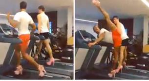 Modelos masculinos bailando en tacones en una cinta de correr