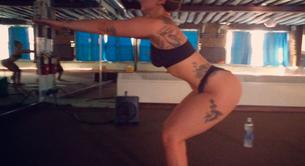El culo de Lady Gaga haciendo yoga en tanga