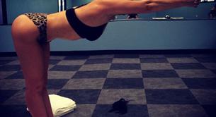 Lady Gaga practica yoga en bragas