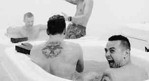 Los chicos de McBusted desnudos en el backstage de su gira