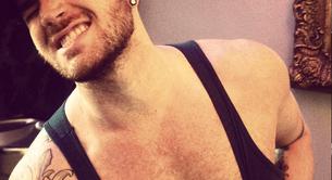 Adam Lambert sin camiseta en el gimnasio