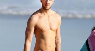 Calvin Harris sin camiseta en la playa