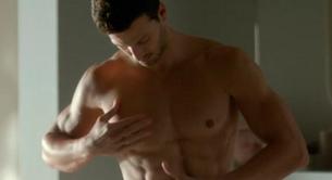 Michael Lewis desnudo en un anuncio de cosméticos