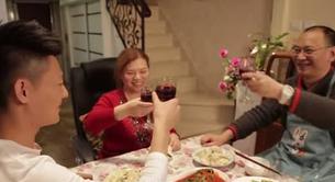 La emotiva reacción de unos padres chinos ante un hijo gay