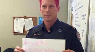 Un policía se tiñe de rosa contra la homofobia