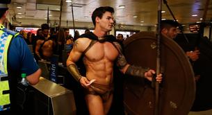 Las fotos de los 300 espartanos en el metro
