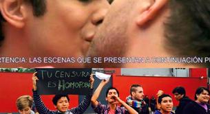 Críticas por la homofobia de ATV al poner un rótulo de advertencia ante el beso gay de una telenovela