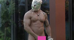 Otro concursante pasea un gran pene por la casa de 'Gran Hermano UK'