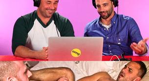 Hombres viendo vídeos porno al lado de los actores porno que los protagonizan