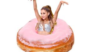 Ariana Grande pide perdón por lamer donuts e insultar a América