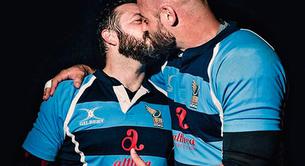 El beso de dos jugadores de rugby gays, en portada de una revista en Italia