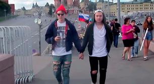 El vídeo de dos chicos paseando cogidos de la mano en Rusia