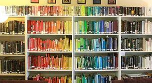 Una madre de Texas humilla a los homófobos que no quieren libros gays en bibliotecas