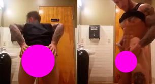 Vídeo porno de Michael Hoffman desnudo jugando con su culo en un baño público