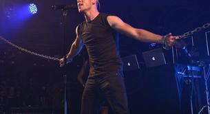 Nick Jonas, sumiso encadenado en el 'G-A-Y'