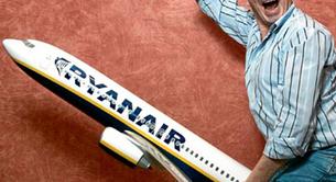 Echan a un pasajero de un avión de Ryanair por llamar "maricón miserable" a un azafato