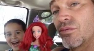 La impactante respuesta de un padre ante su hijo pidiéndole una muñeca