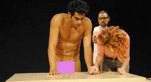 El actor mexicano Hugo Catalán, desnudo completamente en el teatro