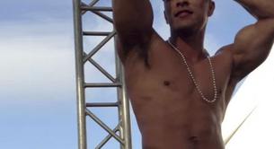 El gogó que se convierte en viral por su pene gigante