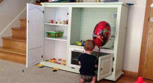 Un padre construye una cocina a su hijo y se enfrenta a los trolls homófobos