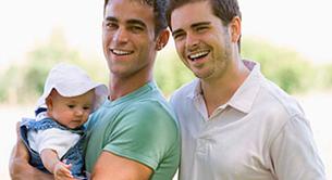 Un nuevo estudio afirma que los padres gays dedican más tiempo a sus hijos