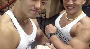 El café con camareros desnudos sirviendo comida