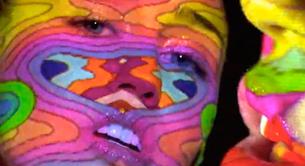 Miley Cyrus se fuma un porro en el vídeo de 'Lighter'