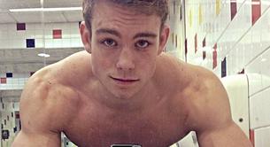 El modelo Dustin McNeer pillado desnudo en unas fotos íntimas