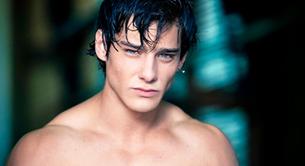 El actor Joel Bosqued desnudo a las puertas de la Navidad