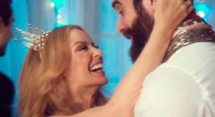 Kylie Minogue y su novio Joshua Sasse en el vídeo de 'Every Day's Like Christmas'