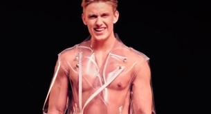 Boris Laursen desnudo en el vídeo de 'Slingshot'