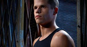 El actor Charlie Carver sale del armario