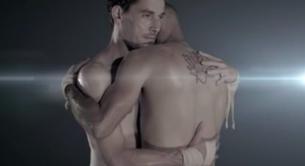Hombres sin camiseta abrazándose en el videoclip de Kristian Conde