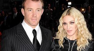 Guy Ritchie acusa a Madonna de ser muy estricta con su hijo Rocco