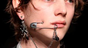Piercings gigantes en la cara, la última moda según Alexander McQueen