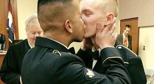 La foto de la boda gay militar que está dando la vuelta al mundo