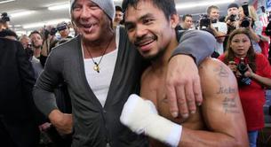¿Mickey Rourke gay? Besa a un hombre mientras critica la homofobia de de Pacquiao