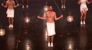 Hombres desnudos bailando con sus penes en 'Mount Olympus' de Jan Fabre