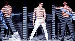 Bailarines desnudos al ritmo de 'Get Naked' de Britney Spears