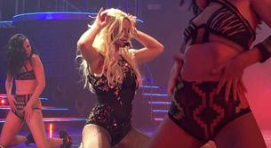 Britney Spears besa el culo de uno de sus bailarines en directo