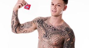 Ellis Lacy desnudo y erecto te enseña cómo ponerte un condón