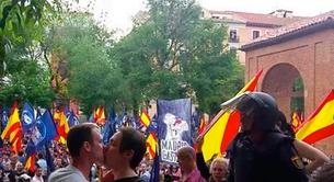 La policía detiene a la pareja gay que se besó delante de una manifestación neonazi